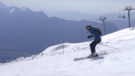 滑雪运动员沿着滑雪坡滑下