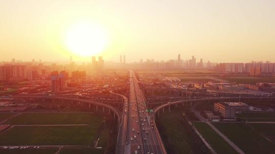 航拍夕阳下杭州萧山机场城市大道高架车流