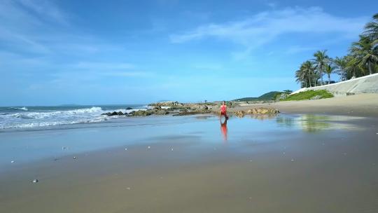 红衣女孩站在湿沙滩上的瑜伽姿势