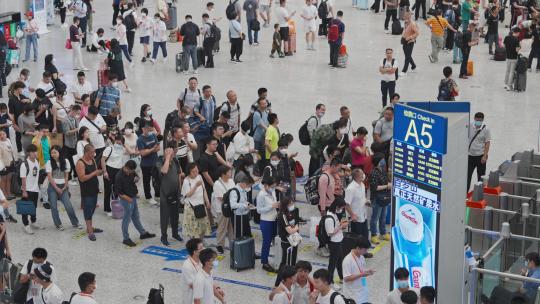 深圳北站火车站高铁站旅客检票口排队特写视频素材模板下载