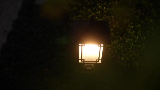 晚上中式园林院子内的路灯