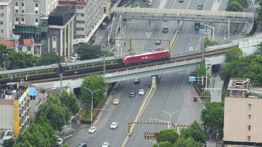 航拍城市立体交通汽车车流与绿皮火车