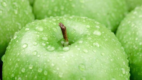 青苹果绿苹果上的水珠苹果特写视频素材模板下载