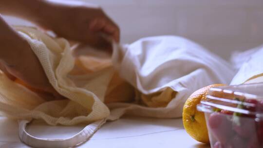 使用可重复使用的环保布袋存放水果