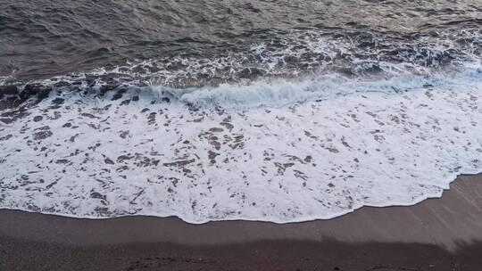 海浪冲击着沙滩