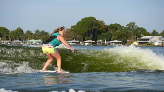 一个年轻的女人在水上冲浪视频素材模板下载