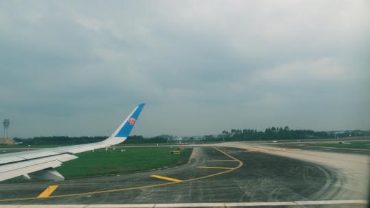 机场跑道 飞机滑行 准备起飞