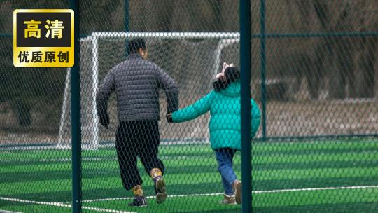 父女打雪仗踢足球奔跑 冬天父亲和女儿玩耍