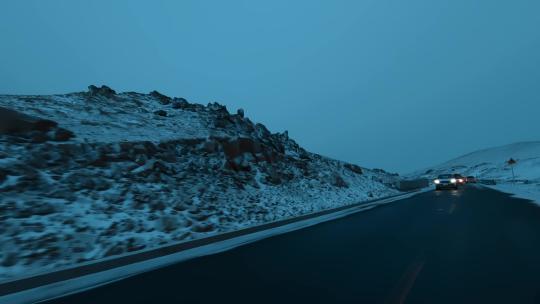 西藏旅游317国道车窗外黎明黄昏雪原