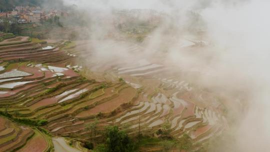 航拍云雾缭绕下的稻田和村庄
