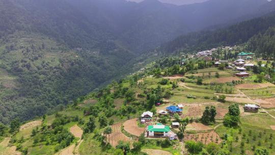无人机拍摄的卡索尔马纳利附近喜马偕尔邦塞恩吉山谷的一个小村庄视频素材模板下载