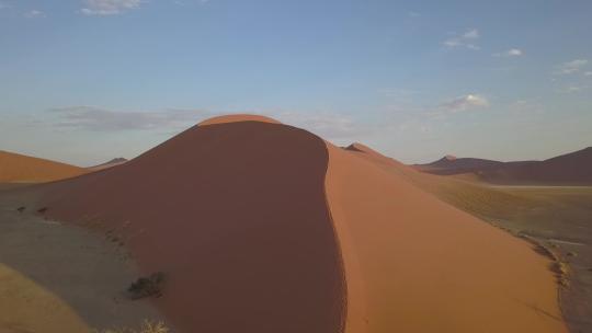 航拍沙漠中沙丘风景