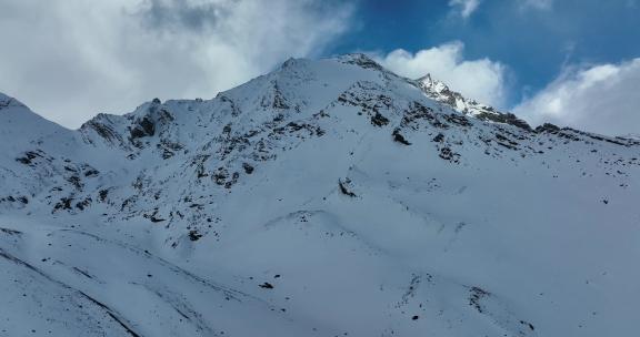 航拍四川阿坝岷山山脉小雪宝顶都日峰风光