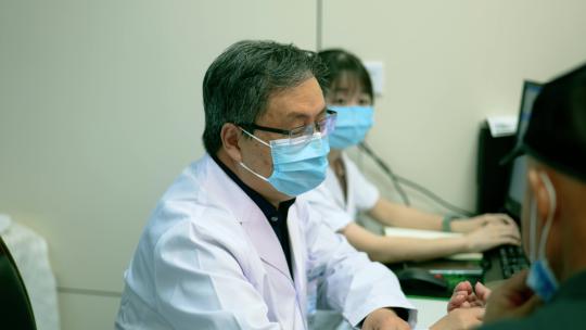 医生就诊看病把脉 询问病人病情