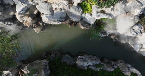 传统中式苏州园林太湖石假山瀑布流水景观