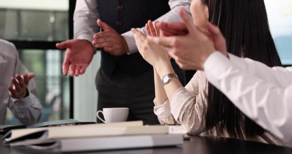 会议上同事鼓掌庆祝