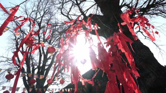 花果山景区寺庙里的许愿红飘带升格视频
