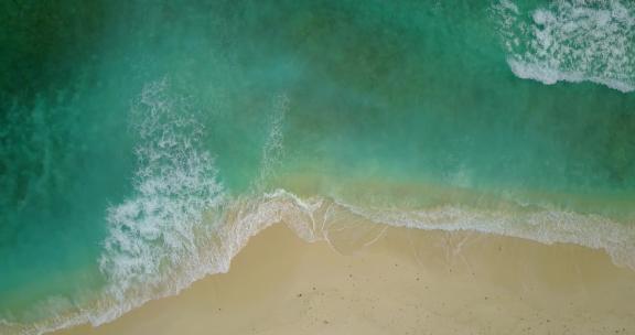 4K白沙天堂海滩和水蓝色海洋背景的白天头顶抽象照片