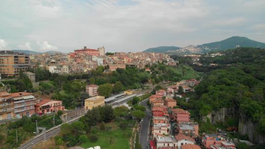无人机降落在意大利罗马省的一个偏远小镇马里诺上空