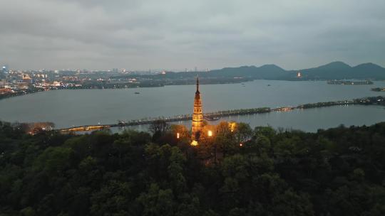 杭州西湖保俶塔俯瞰城市夜景视频素材模板下载