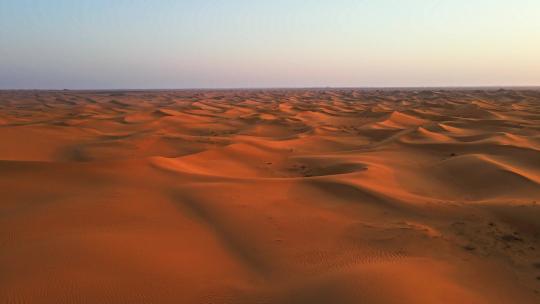 夕阳下金色的腾格里浩瀚沙漠