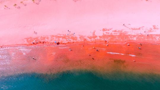 红沙滩红色浪漫海滩红蓝交接