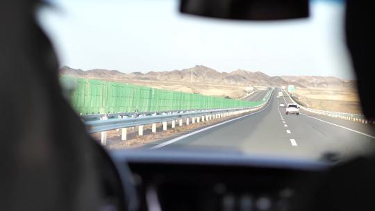 开车自驾新疆高速公路开车车内摄影师拍车外