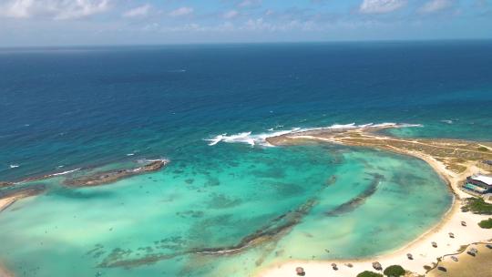 阿鲁巴岛惊人的婴儿海滩和阿鲁巴岛的海岸加勒比白色海滩与蓝色海洋热带海滩视频素材模板下载