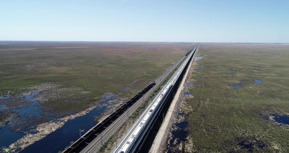 【铁路】航拍湿地高铁与货车相遇