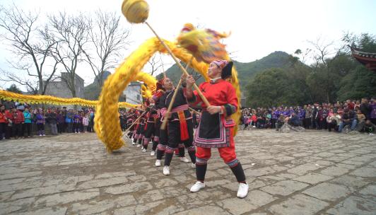 瑶族双龙拜神女子舞龙