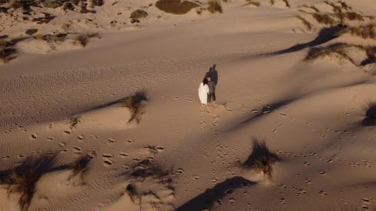 情侣走在沙漠上
