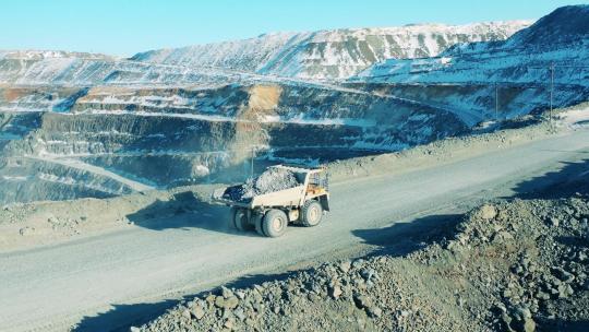 露天矿场上无人驾驶的运输卡车在运输矿石