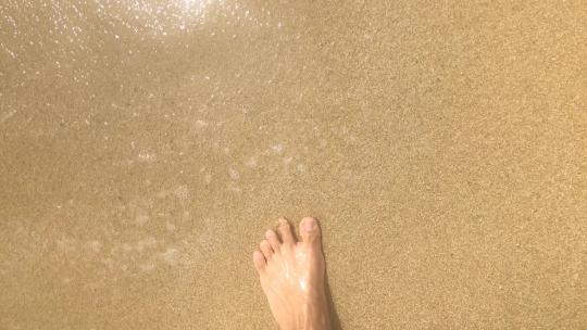 行走在海滩上的脚