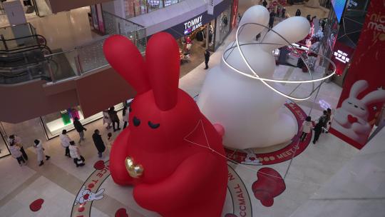 商场里兔年气球