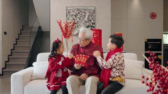 新春爷爷发红包一家人其乐融融