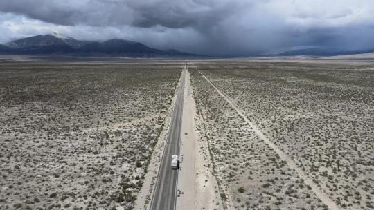 一辆房车行驶在沙漠公路上视频素材模板下载