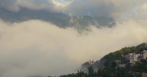村庄被云层环绕的美丽景观
