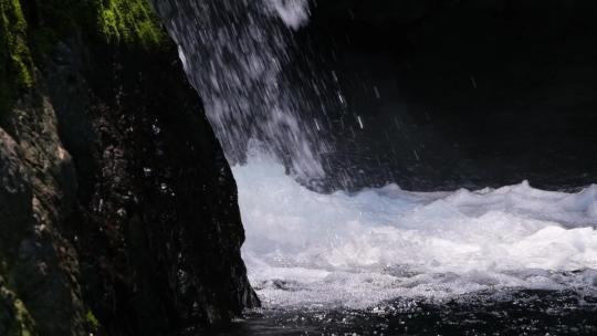 清澈泉水瀑布水滴抛洒升格空镜