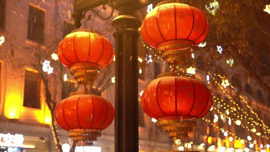中国哈尔滨中央大街下雪红灯笼