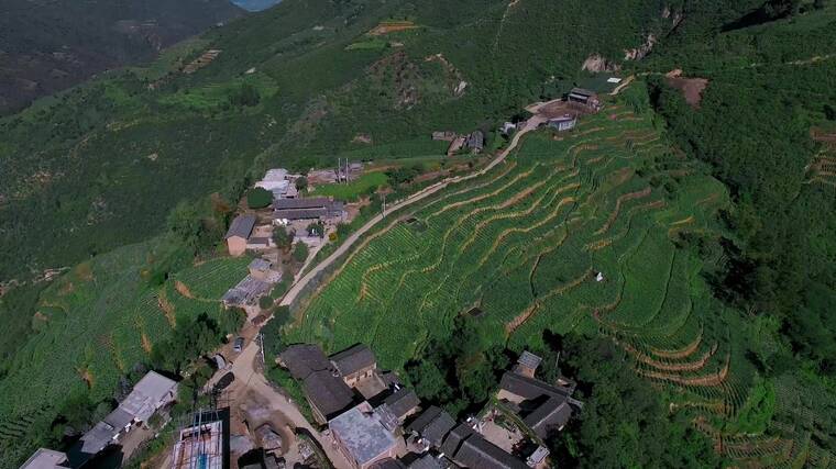 山区农村视频中国云南山顶村庄绿色梯田