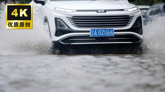 城市下大暴雨道路积水车辆行驶在积水道路