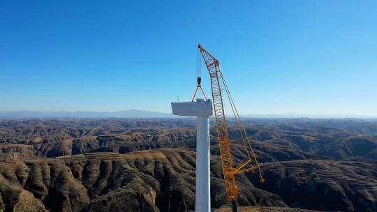 航拍风机建设风力发电机吊装安装新能源产业视频素材模板下载