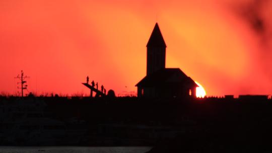 山东威海西海岸小石岛的尖顶教堂日落