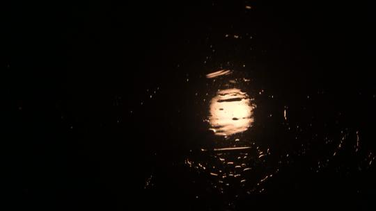 水面月亮倒影