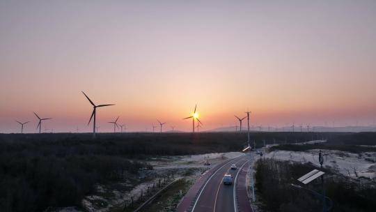 夕阳下风力发电场