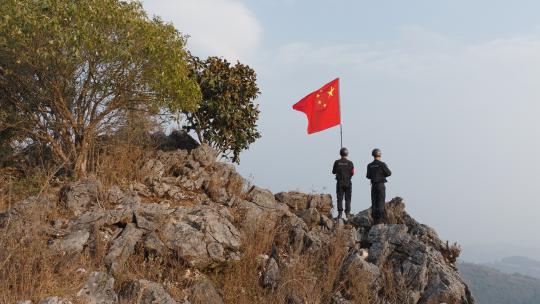 警察在边境线上巡逻08
