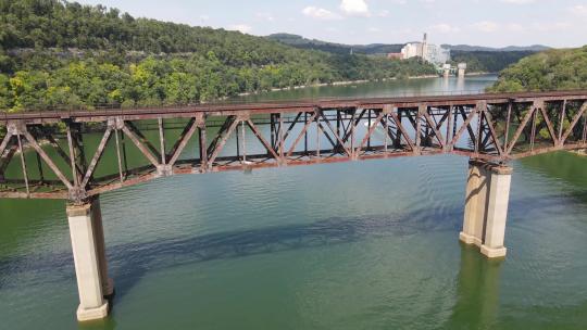 横跨河流的老式铁路桥视频素材模板下载
