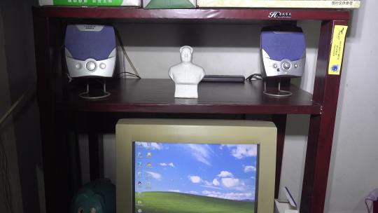 90年代末旧式电脑显示器和毛主席雕像