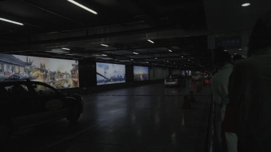 上海虹桥机场排队候出租车