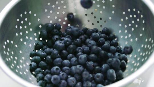 蓝莓放在盆上  蓝莓洒水 蓝莓喷水